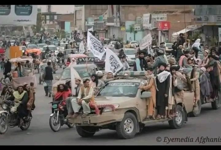 زنان با حجاب، جنگجویان سلاح دار: حیات در افغانستان زیر سلطه ای گروه طالبان زنان با حجاب، جنگجویان سلاح دار: حیات در افغانستان زیر سلطه ای گروه طالبان