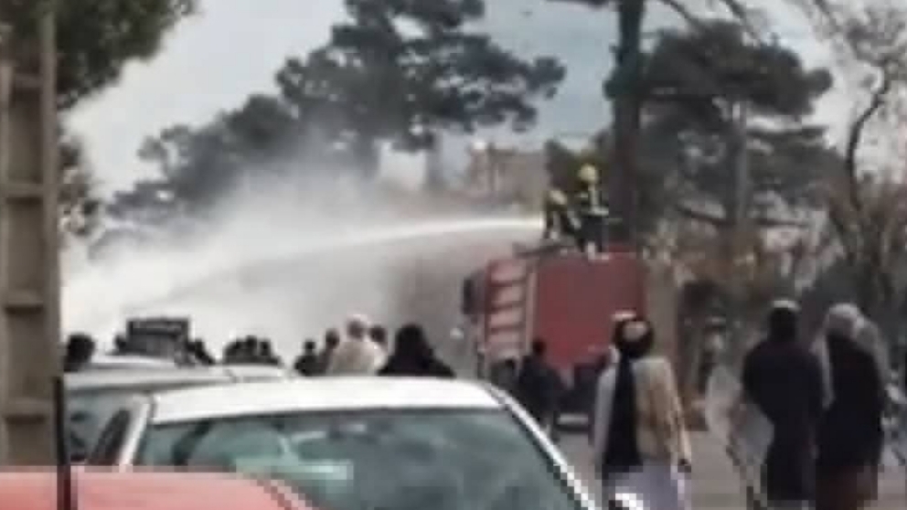 طالبان، با پاشیدن آب از اعتراض زنان جلوگیری میکنند؛ طالبان، با پاشیدن آب از اعتراض زنان جلوگیری میکنند؛