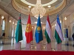 مولوی امیرخان‌متقی‌سرپرست وزارت‌خارجه‌ حکومت طالبان در راس یک‌هیات‌بلند پایه به ازبکستان رفت
