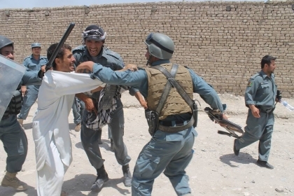 لت و کوب یک دکاندار از سوی محافظان قوماندان امنیه جدید بامیان لت و کوب یک دکاندار از سوی محافظان قوماندان امنیه جدید بامیان