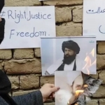 یک زن افغانستانی در اعتراض به ممنوعیت تحصیل در دختران، مجسمه رهبر طالبان را سوزاند؛