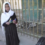 یک زن، تمام قلم‌های خودکار را از دختر کوچکی که در خیابان‌های افغانستان می‌فروشد؛ می‌خرد. 