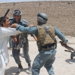 لت و کوب یک دکاندار از سوی محافظان قوماندان امنیه جدید بامیان لت و کوب یک دکاندار از سوی محافظان قوماندان امنیه جدید بامیان