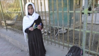 یک زن، تمام قلم‌های خودکار را از دختر کوچکی که در خیابان‌های افغانستان می‌فروشد؛ می‌خرد. 